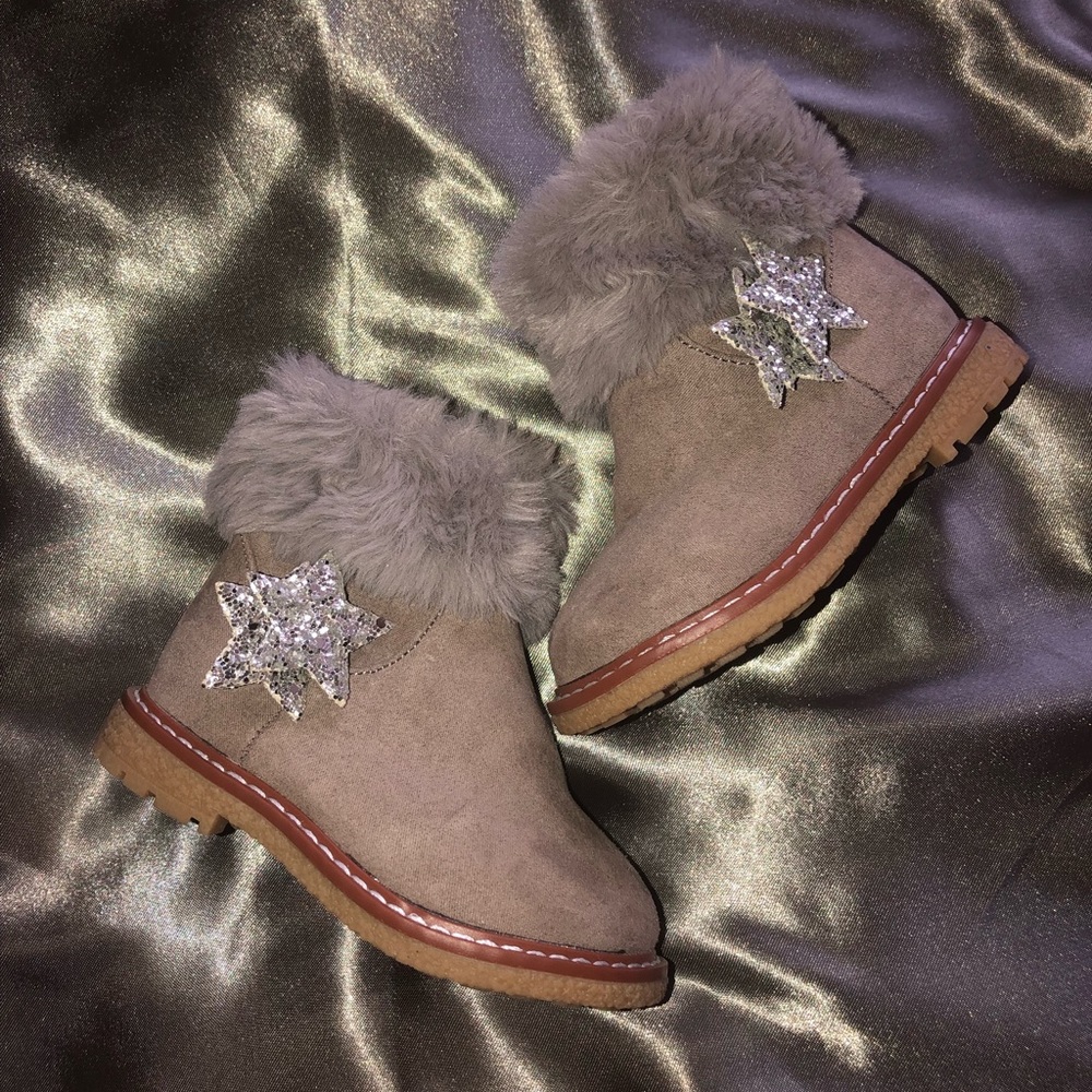 Gray boots for baby girl 🤍